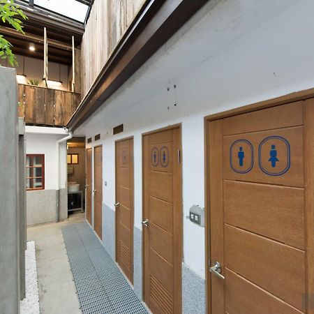 158 Hostel Tainan Exteriör bild