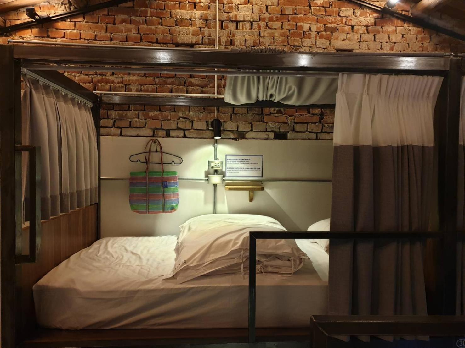 158 Hostel Tainan Exteriör bild