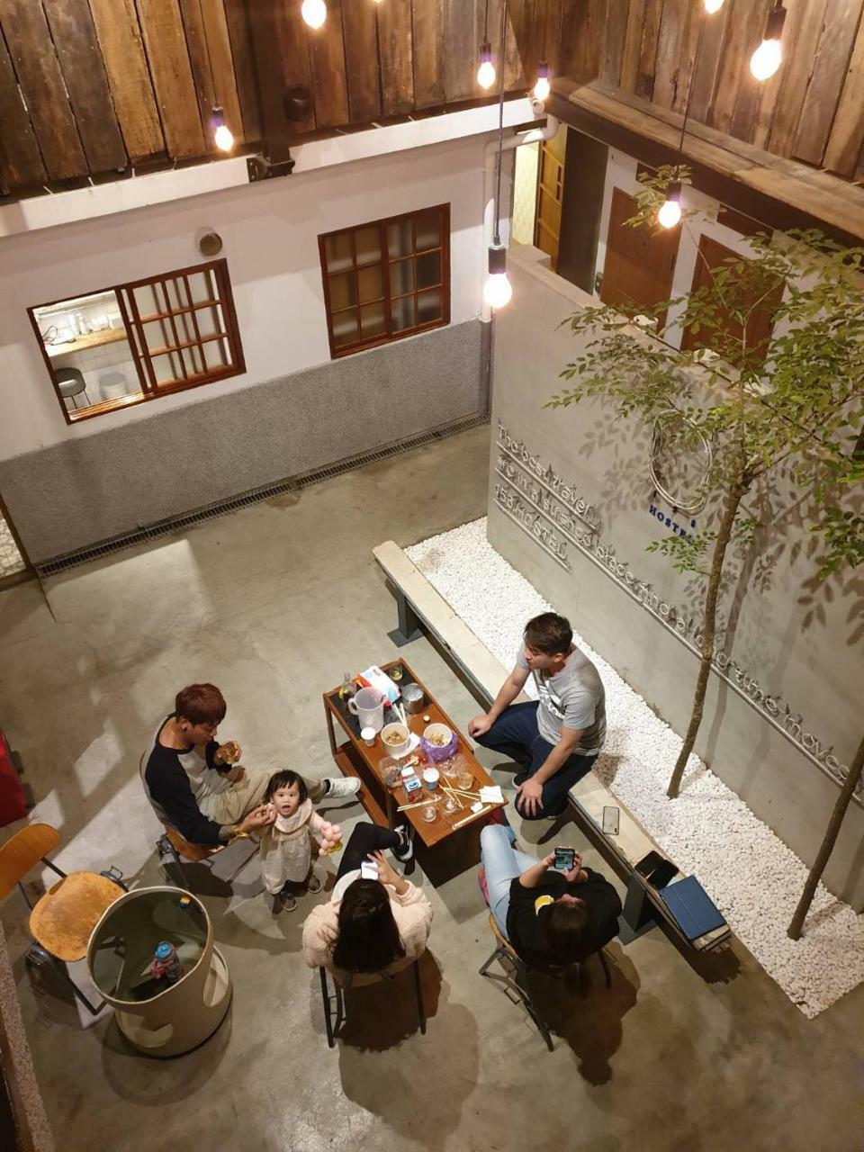 158 Hostel Tainan Exteriör bild